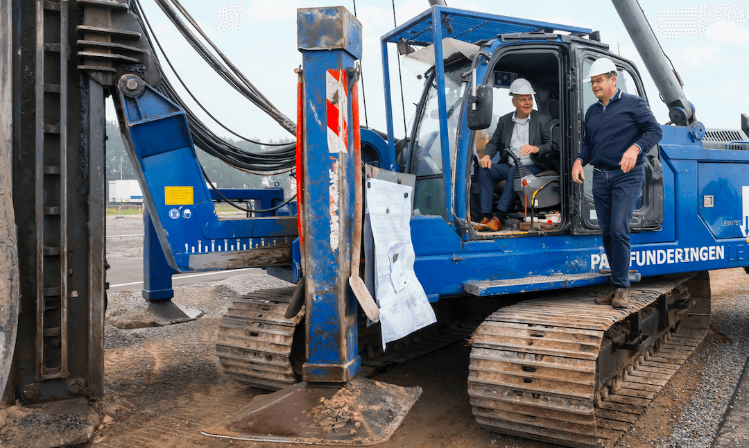 Eerste paal in de grond Zonnepark Harderwijk