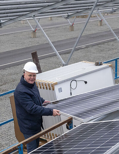 Wethouder legt eerste zonnepaneel