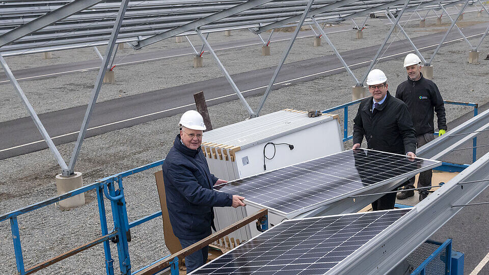 Eerste zonnepanelen Zonnepark Harderwijk gelegd