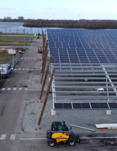 Meerpalen Zonnepark Harderwijk geplaatst